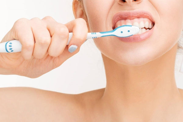 Vệ sinh răng miệng đúng cách cũng một phương pháp phòng chống viêm Amidan