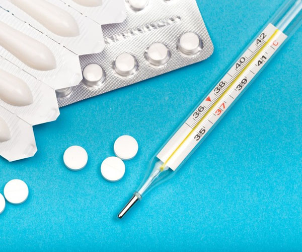 Aspirin tác dụng vào cơ thể bằng cách tăng bài xuất mồ hôi, giãn cách dưới da, đó đó có tác dụng thải nhiệt, hạ nhiệt độ của cơ thể