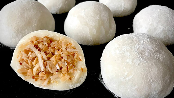 Trộn tất cả các nguyên liệu làm nhân bánh lại cho dẻo, viên thành 10 viên tròn và đặt trứng vào bên trong