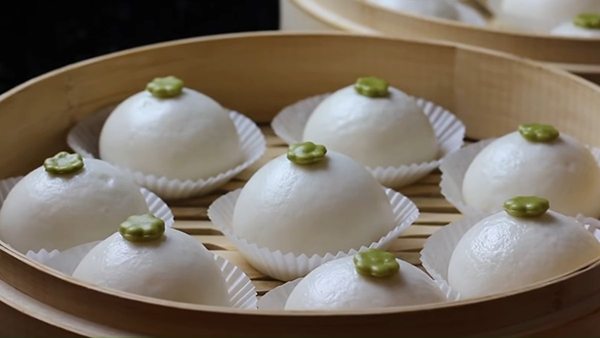 Để hạn chế việc vỏ bánh ngả vàng quá nhiều thì khi hấp bánh. Cần lưu ý chờ đến khi nước sôi mới được cho bánh vào hấp