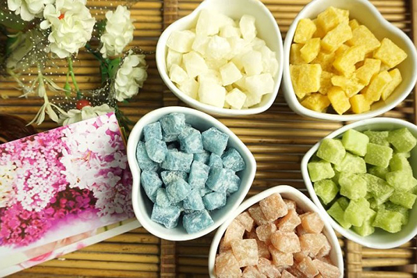 Khi mứt được thì đổ ra khay để mứt nguội tự nhiên và thưởng thức
