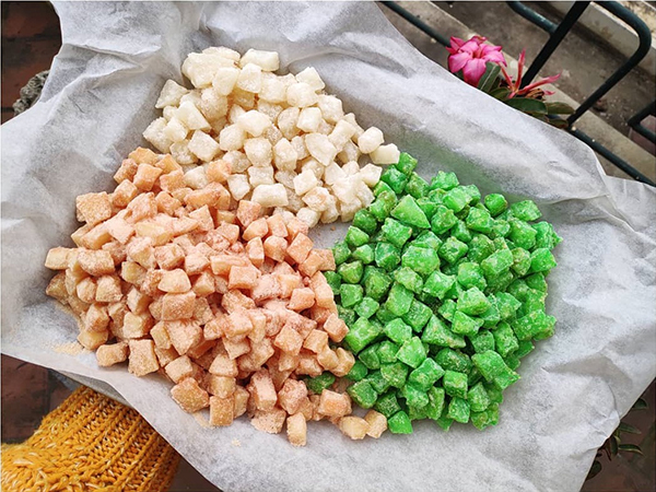 Vì đặc trưng mứt dừa là có rất nhiều đường, nếu gặp nhiệt độ cao đường sẽ bị cháy khét, tạo màu vàng không đẹp mắt cho mứt