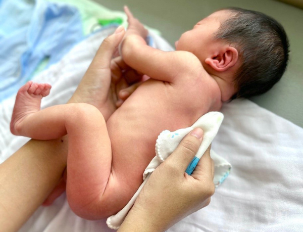 Khăn xô dùng để lót thấm nước cho bé sau khi tắm xong