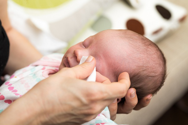 Khăn xô được dùng để lau dãi, hoặc lau mặt cho bé khi trớ sữa