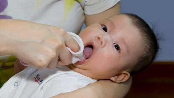 Khăn xô còn có thể dùng để gạc gơ lưỡi cho bé một cách đơn giản mà hiệu quả