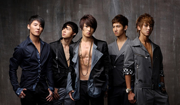 Được ra mắt vào mùa Giáng sinh năm 2003, “Những vị thần đến từ phương Đông” – TVXQ (hay DBSK) đã làm nóng lại thị trường Kpop gần như đóng băng