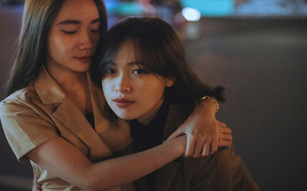 1 người phụ nữ khi đã thích 1 người cùng phái thì luôn có cái nhìn thân thiện và không tiếc lời khen tuyệt vời nhất cho người đó
