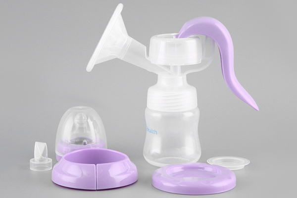 Manual breast pump with compact design