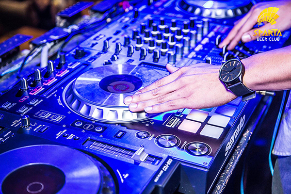 Thể loại nhạc House cực kỳ dồn dập và huyền bí với tiếng bass và trống là chủ đạo
