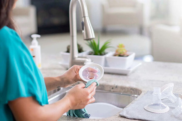 Carefully disinfect the breast pump