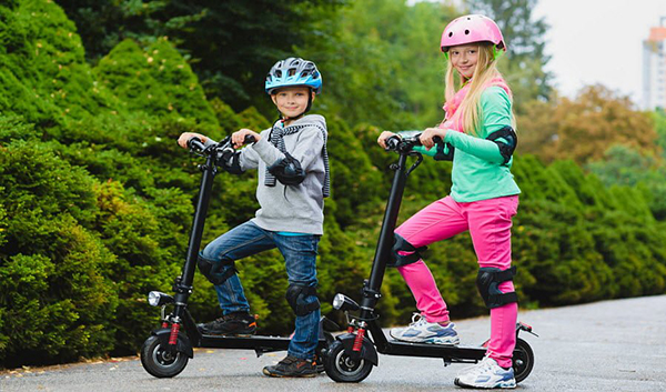 Xe trượt scooter là dòng xe cho bé có thiết kế đặc biệt trông giống như một chiếc ván trượt