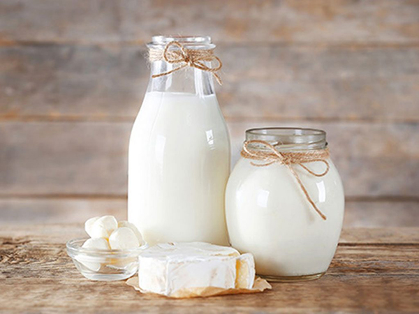 Sữa chua uống có dạng lỏng, màu trắng đục trông giống sữa tươi