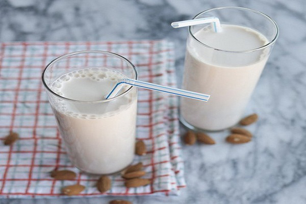 Sữa hạnh nhân cũng là nguồn cung cấp sắt và các vitamin B