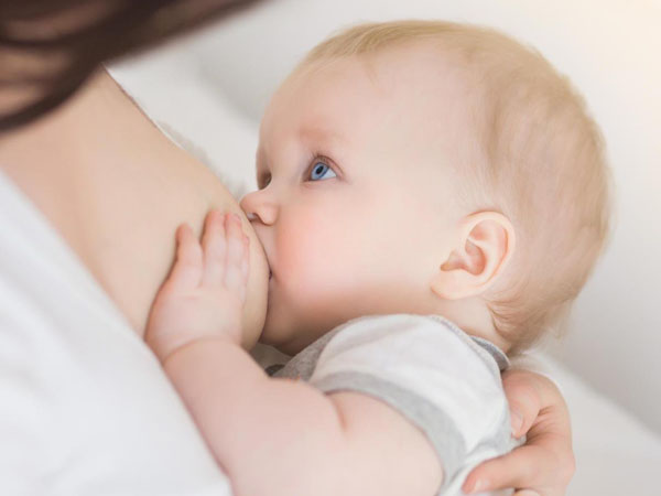Trẻ bú không hết nên tồn tại sữa thừa ứ đọng lại, lâu ngày sẽ dẫn đến ôi và tắc tia sữa