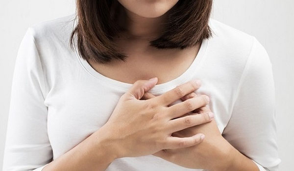 Bầu vú căng to, đau nhức và khi vắt sữa ra rất ít hoặc không ra là một trong những triệu chứng của tắc tia sữa
