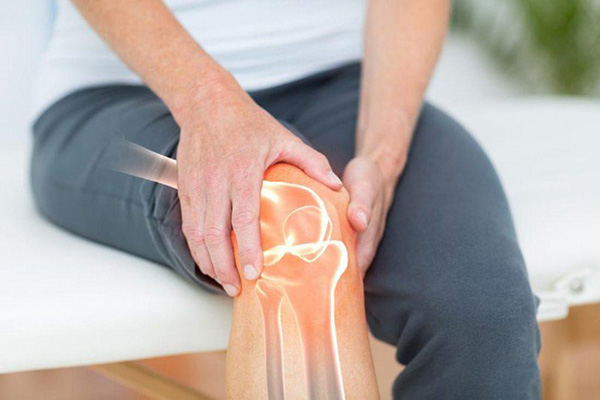 Xông hoặc xoa bóp để giảm đau xương khớp