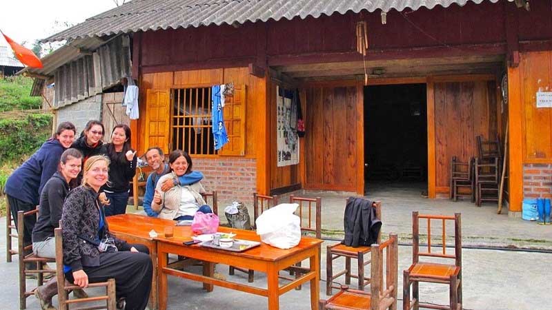 Khách du lịch giao lưu với người dân bản địa