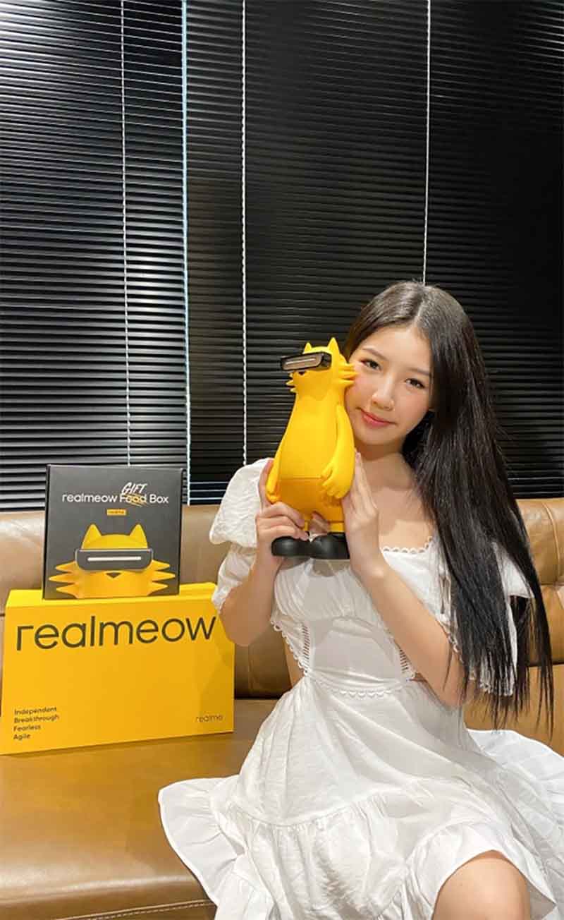 Linh vật của Realme bên ca sĩ Amee