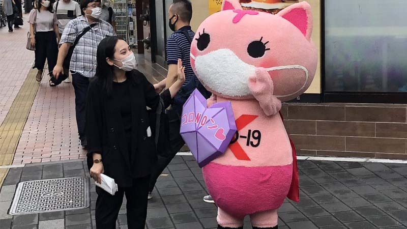 Mascot thu hút sự chú ý người đi đường