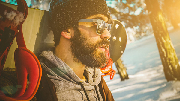 Các loại kính thể thao thường được phủ màng chống chói polarized đem lại một tầm nhìn rõ nét