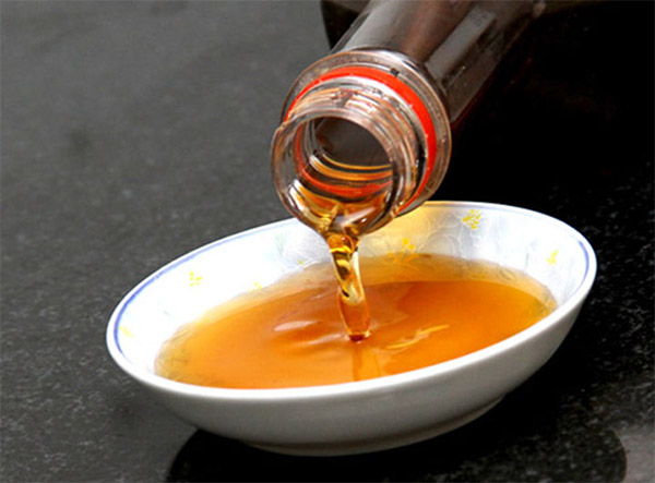 Nước mắm nhĩ ngon truyền thống thường có màu nâu cánh gián