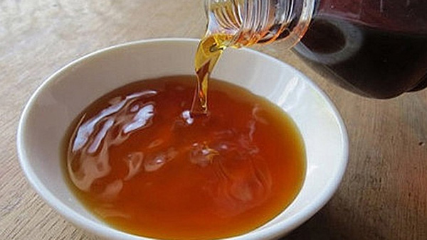 Nước mắm ngon sẽ có độ sánh và để lại vết dính