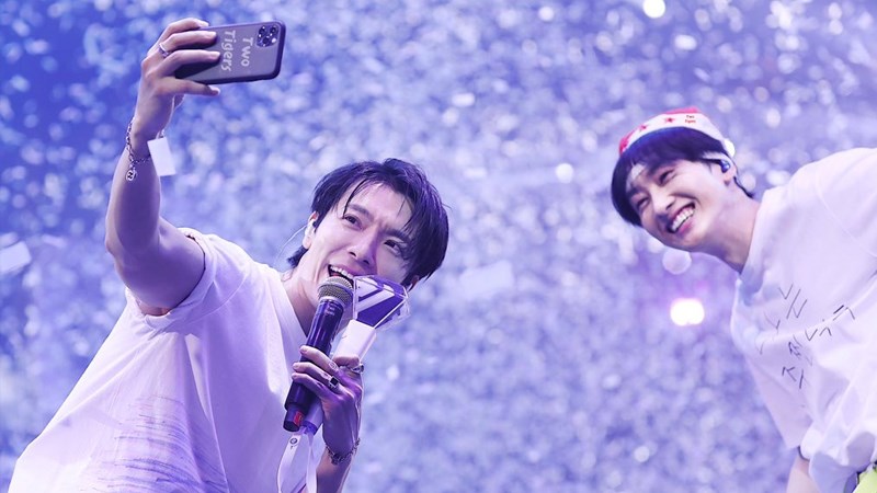 Selfie bằng điện thoại của fan