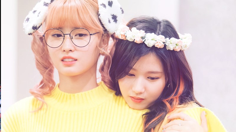 TWICE Sana rất thích tương tác với các thành viên khác