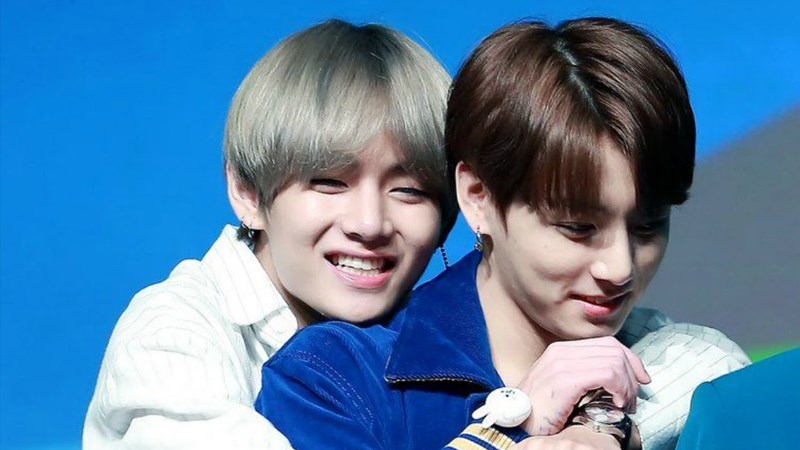 BTS V là idol rất thích skinship thể hiện tình cảm với các thành viên
