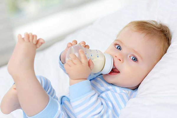 Thành phần của sữa non còn có chứa canxi giúp trẻ tăng trưởng chiều cao