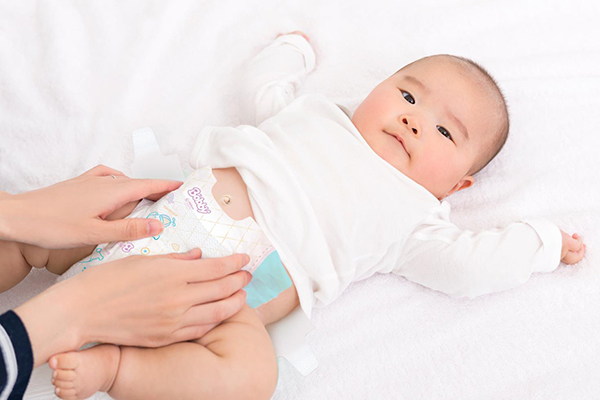 Tã dán có hình dạng như một chiếc quần nhưng chỉ khác là được làm từ chất liệu bông thấm hút tốt