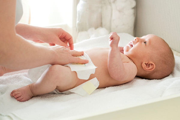 Một số thương hiệu có miếng dán hai bên hông khá cứng, có khả năng làm bé bị đau khi cạ vào