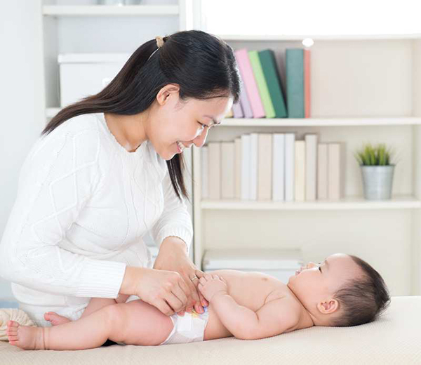 Vệ sinh cho con sạch sẽ và đúng cách trước khi mặc tã