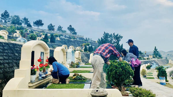 Hoạt động tảo mộ vào Tết Thanh Minh