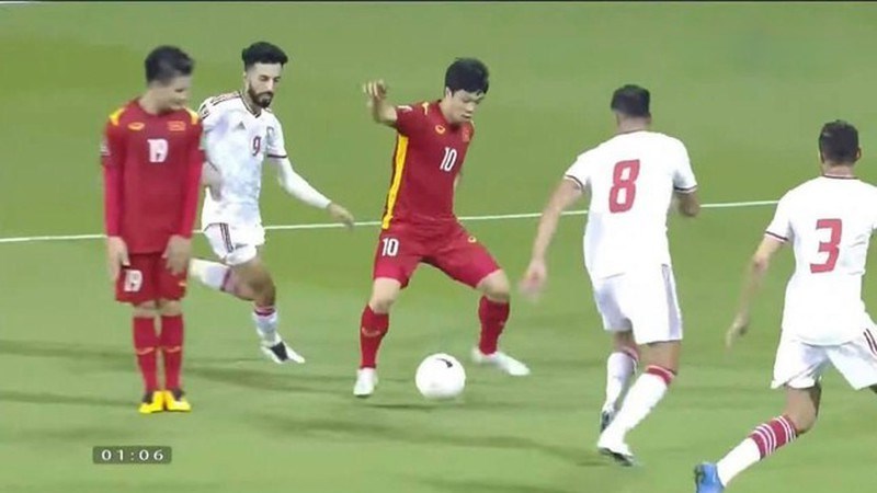 Quang Hải khi nhận thấy mình đã rơi vào thế việt vị nên khôn khéo chủ động nhường bóng cho Công Phượng băng xuống