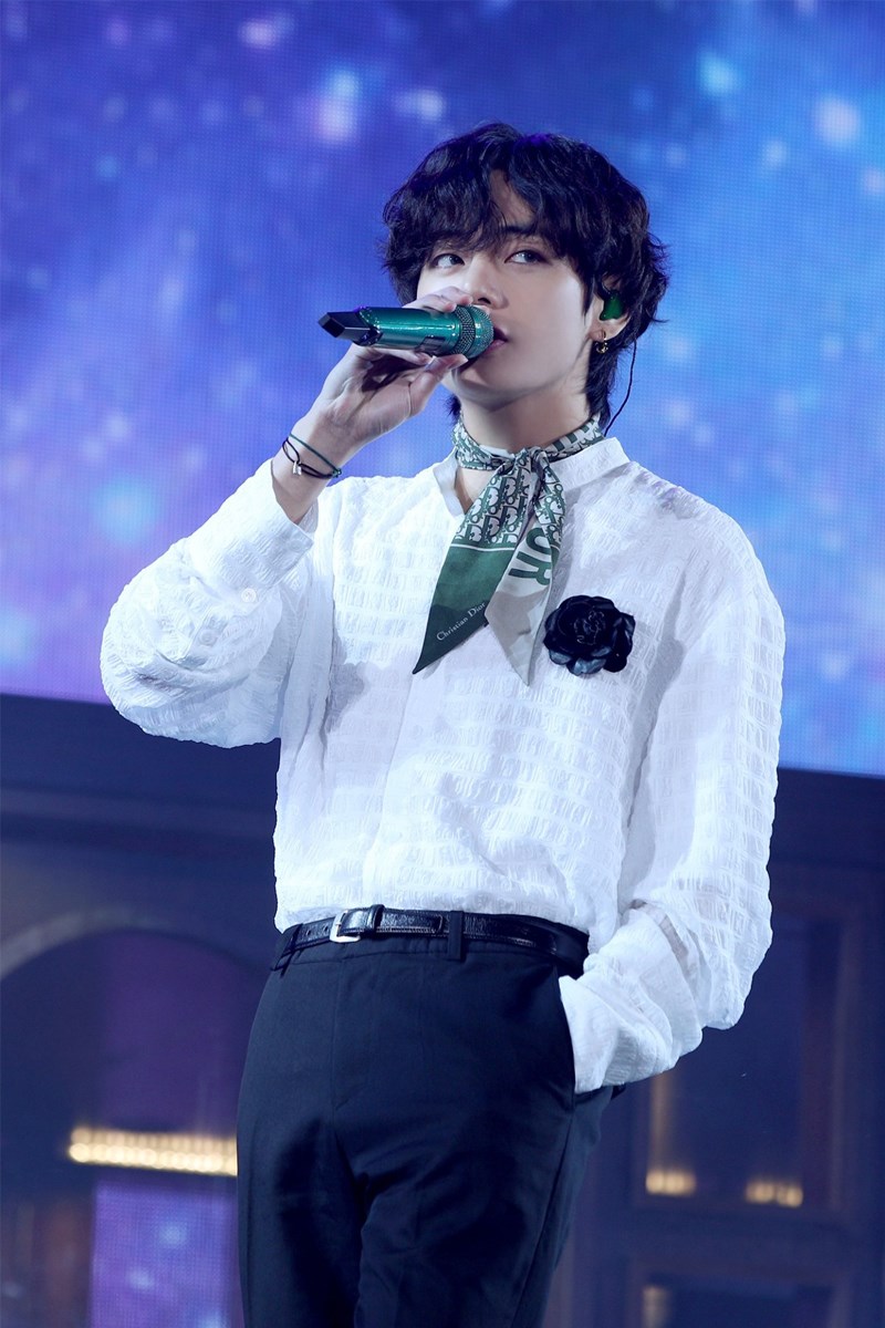 V là Sub Vocal của BTS sở hữu tone giọng trầm sâu lắng