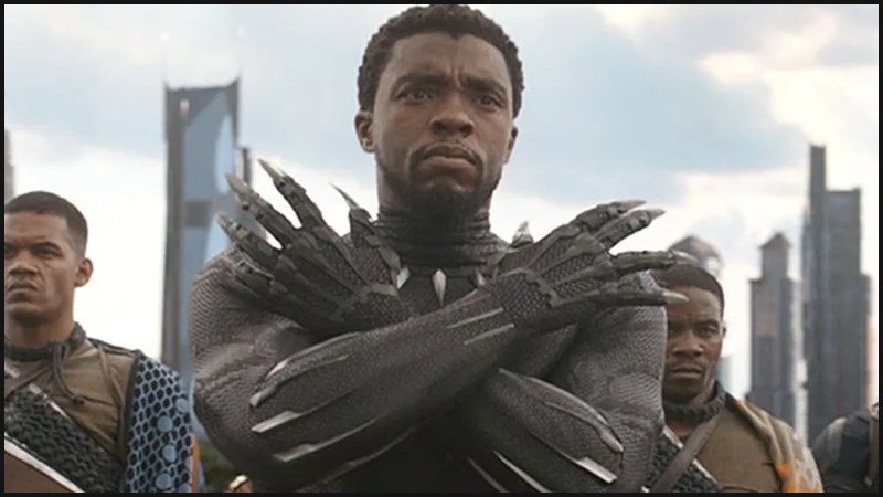 Động tác câu chào Wakanda Forever
