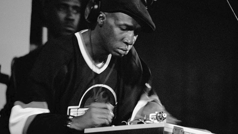DJ Grandmaster Flash trong những đầu thập niên 70, những nghệ sĩ đời đầu dùng mixtape