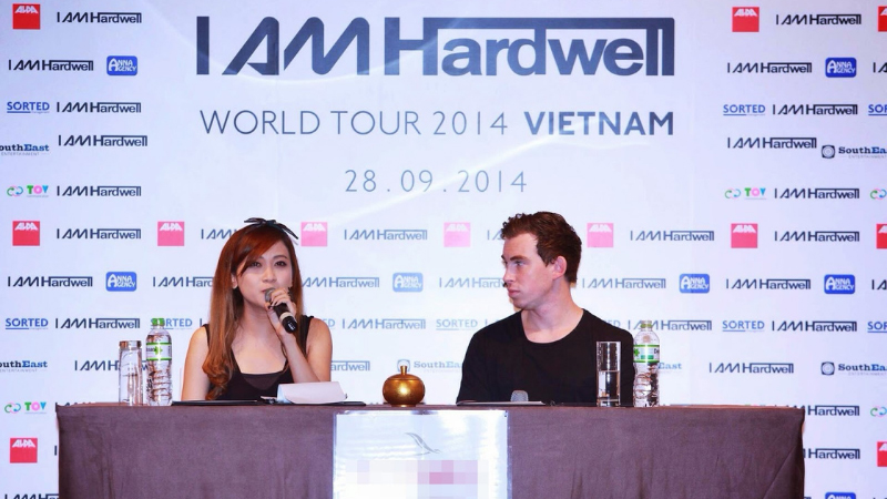 DJ Hardwell (bên phải) tại buổi họp báo cho đêm nhạc EDM được mong chờ nhất