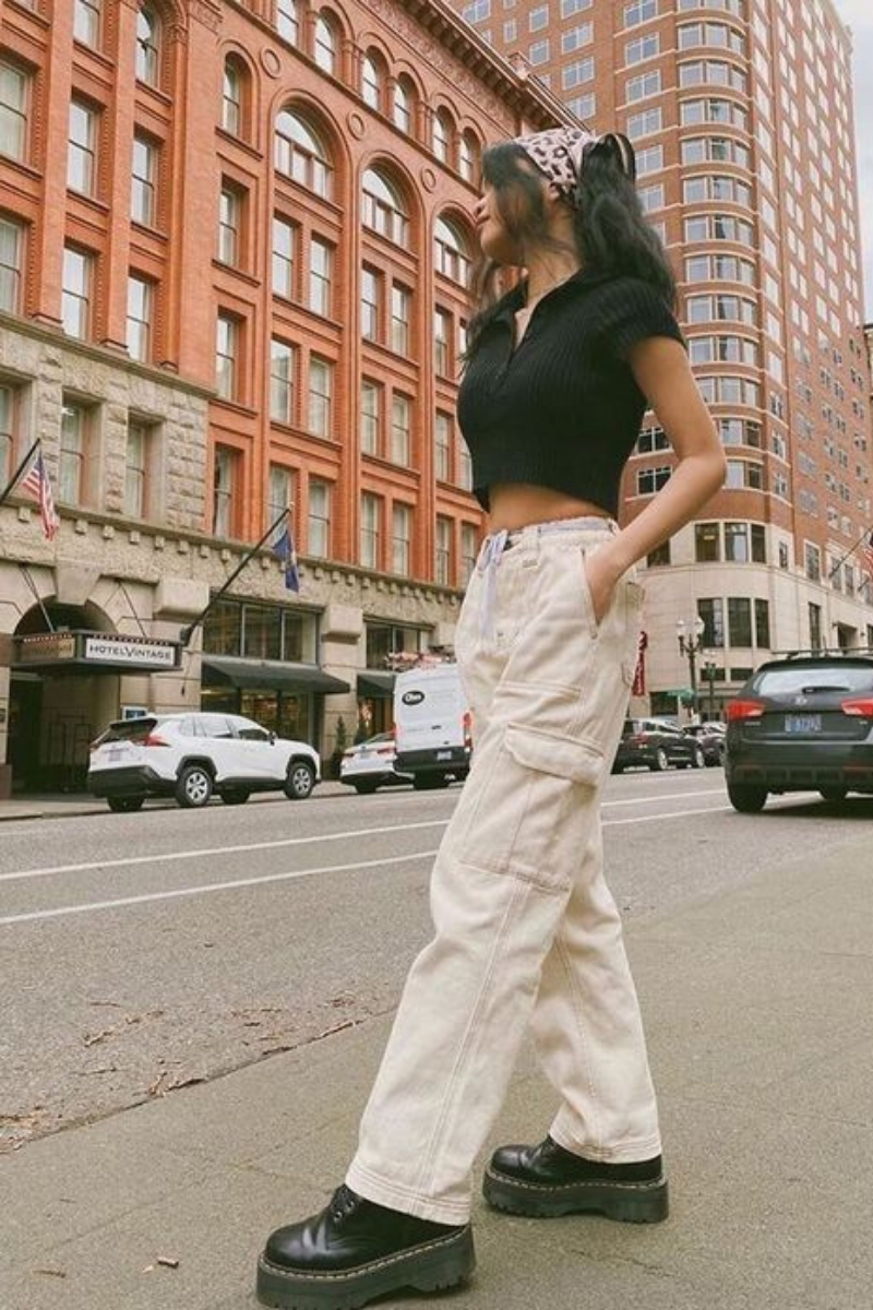Phong cách thời trang street style hè thu với jean ống loe và khăn đô