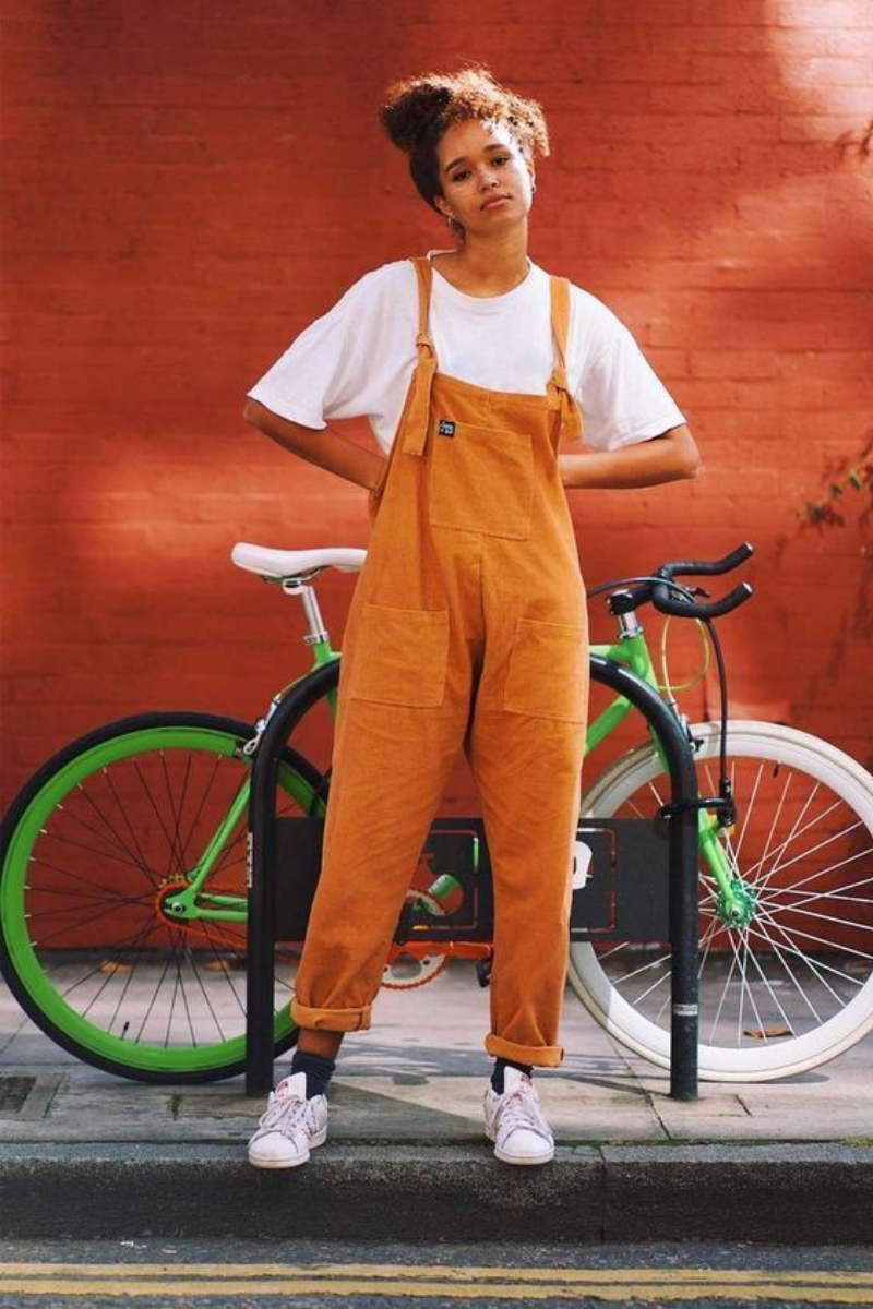 Phong cách thời trang street style dungarees sáng màu