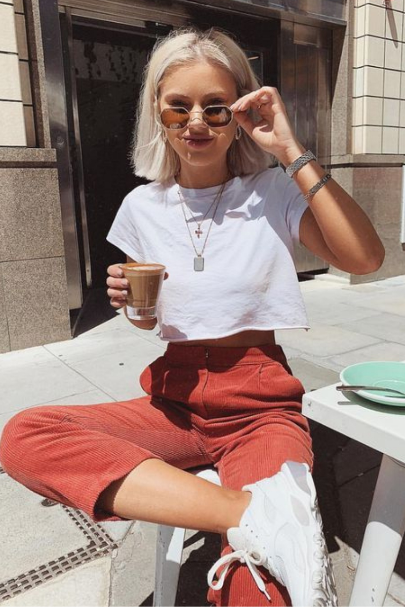 Phong cách thời trang street style hè thu với áo crop top và jean đỏ