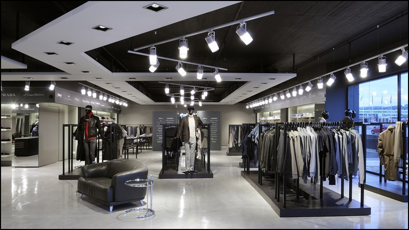 Retail outlet có cả cửa hàng thông thường và cửa hàng chuyên bán đồ outlet.