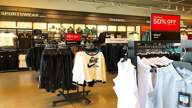 Outlet là các sản phẩm tồn kho, hàng giảm giá hoặc các sản phẩm hết mùa.