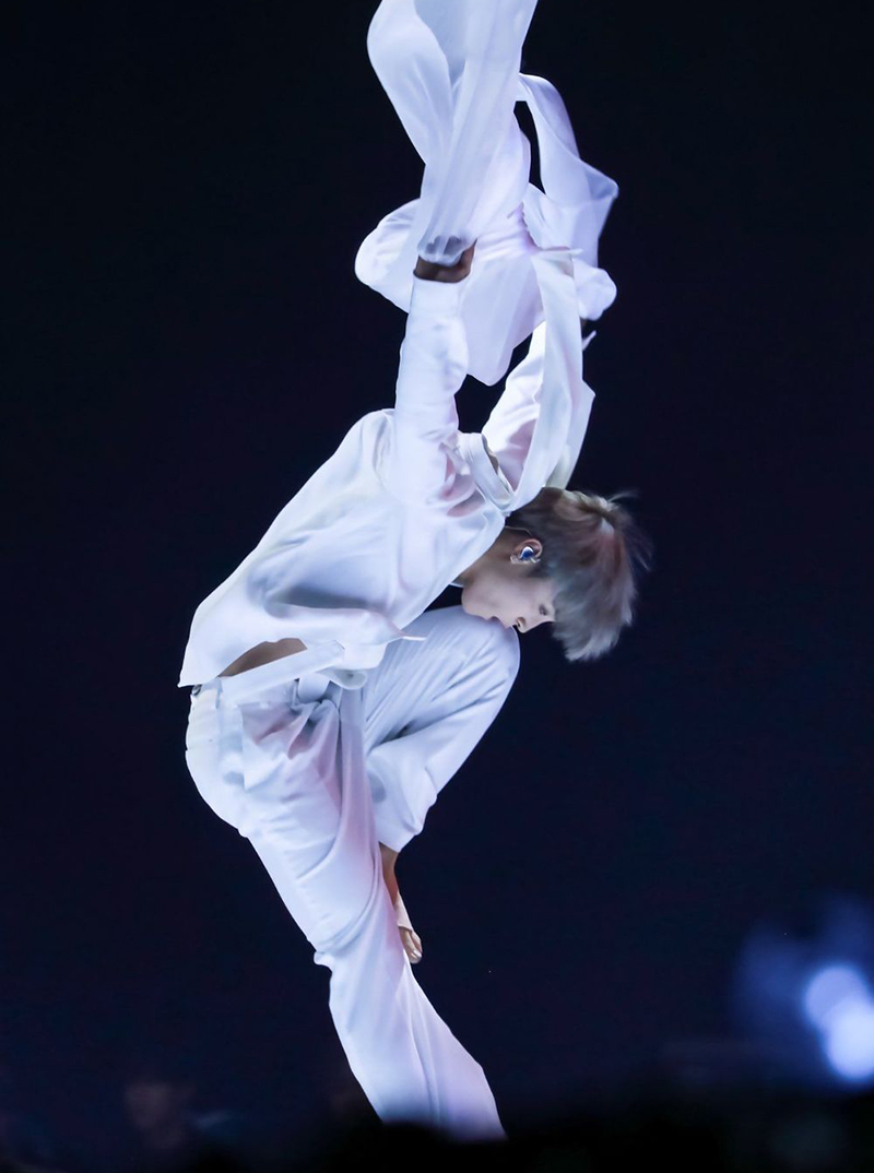 Jimin là dancer của BTS với khả năng Ballet học từ trước nên luôn làm những động tác trở nên uyển chuyển hơn
