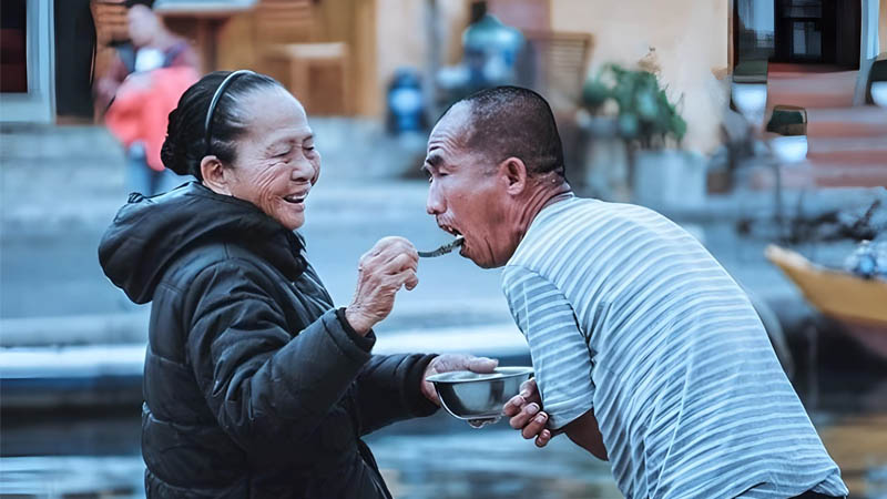 Bức ảnh cảm động về tình mẫu tử – người mẹ đút cơm cho đứa con lớn của mình
