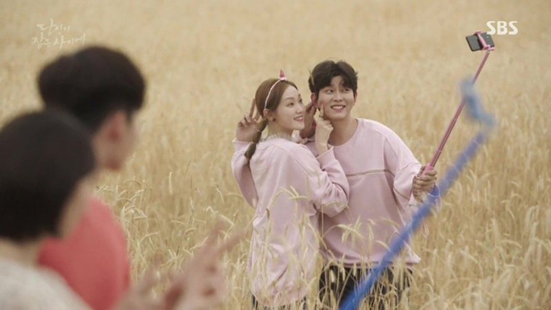  Lee Cặp đôi Sung Kyung và Yoon Kyun Sang trong phim Cô Nàng Say Giấc