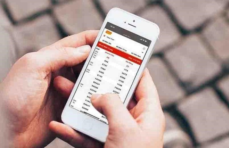 Nhiều người đến các đại lý xổ số kiến thiết kế cập nhật thông tin xổ số hằng ngày