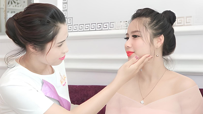 Thăm khám và tư vấn trước khi vi kim tế bào gốc
