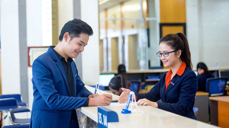 Đến ngân hàng để đăng ký dịch vụ ghi nợ tự động